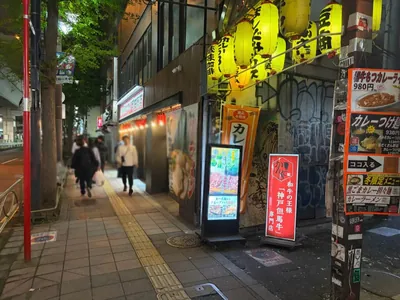 ガーデンへの道順 4／7：右手二つ目の路地も超えて直進をします。