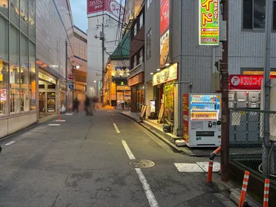 エムへの道順 11／14：一つ目の右手路地を越えて直進をします。