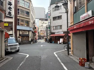 新宿三丁目　アステールへの道順 4／6：十字路を右折します。