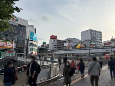 コロン （Girl’s bar & Lounge COLON）への道順 2／10：駅を背中にして右前のコンコースを直進します。