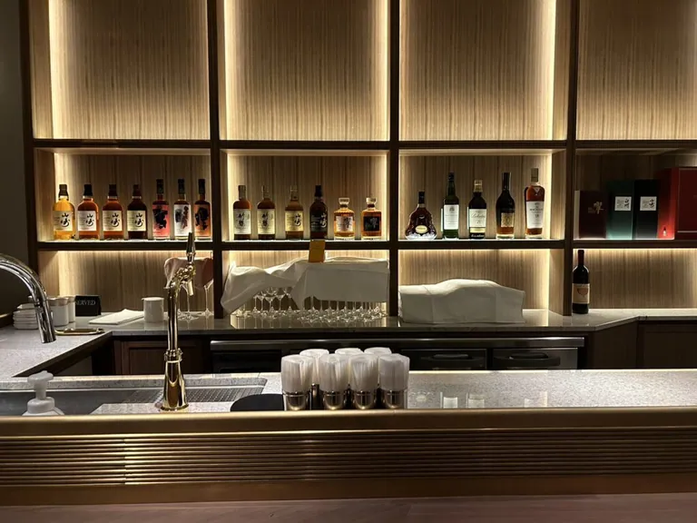 七凪 （ナギ）の店内