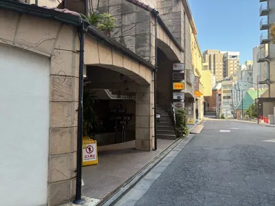 セリーネへの道順 7／8：十字路を越えた左手が六本木セリーネの入る「瀬里奈ビレッジ」です。
