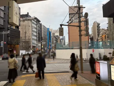 グレィスへの道順 4／8：二つ目の横断歩道を渡って右折します。