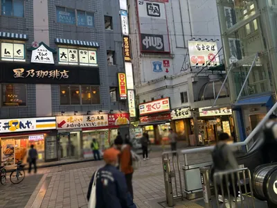 北千住　ジェントルマンズクラブ （GENTLEMAN’Z CLUB）への道順 2／7：駅を背にして左手に進みます。