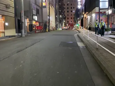 グルーヴへの道順 6／7：公衆トイレ沿いを歩くと右手に寿司寿というお寿司屋さんが出てきます。