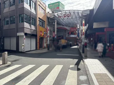 ラトゥールへの道順 4／6：一つ目の左手路地を越えて直進を続けます。