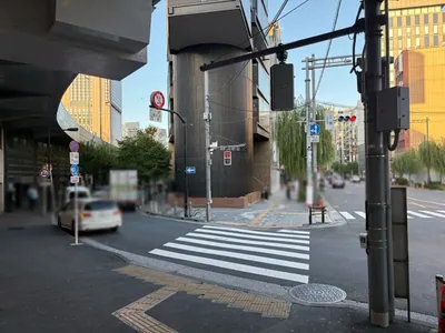 ピロポへの道順 6／11：三つ目の横断歩道を渡って左手の路地に入ります。