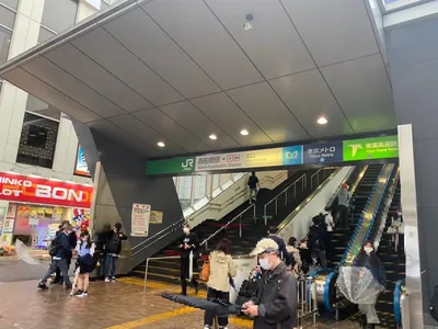 ヴェルージュへの道順 1／4：各線「西船橋駅」北口を出たら左へ歩きます。