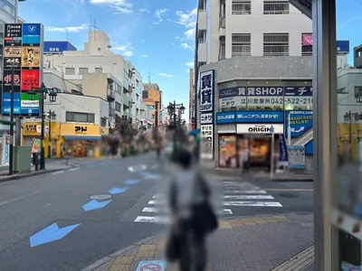 ドレスラインへの道順 5／9：右手の一つ目の路地を越えて直進を続けます。