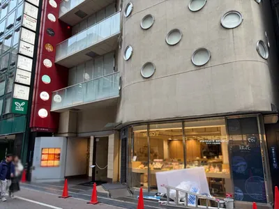 ウエダへの道順 12／12：少し歩くと右手に銀座ウエダの入る「第二新橋会館」があります。