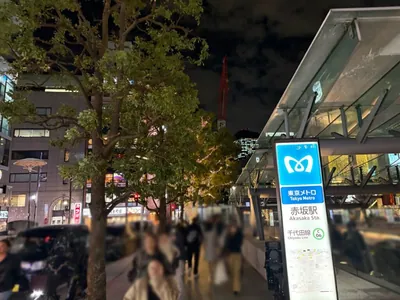 まごころへの道順 2／7：出口を右手、道路を左手にして直進します。