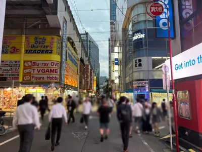 秋葉原　くノ一育成所 （東京忍者BAR 秋葉原 くノ一育成所）への道順 6／8：一つ目の十字路を右折します。