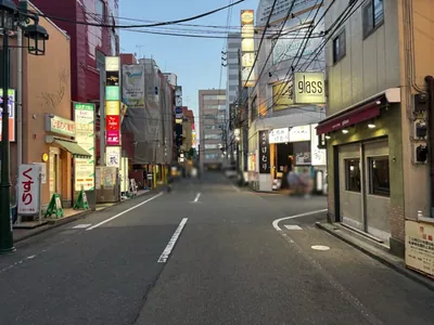 ナインへの道順 9／11：右手一つ目の路地を越えて直進を続けます。