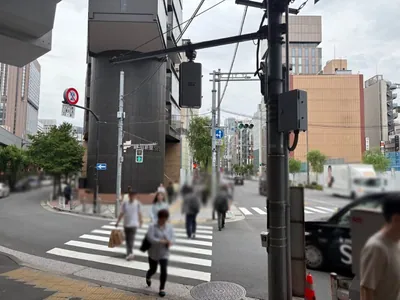 エスへの道順 6／8：四つ目の横断歩道を渡って直進を続けます。