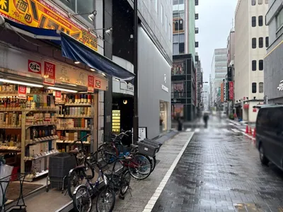 クラブ キューへの道順 10／10：左手に銀座クラブキューの入る「新橋会館」があります。