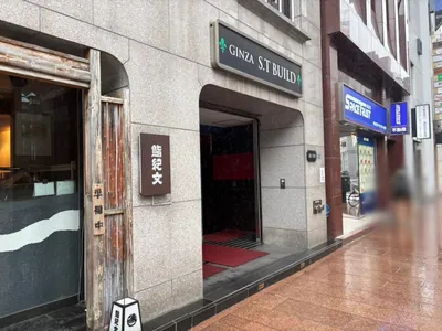 テアランデルへの道順 8／8：左折をするとすぐ左手に銀座テアランデルの入る「STビル」があります。