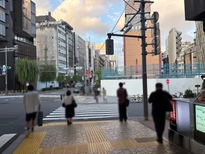 銀 （ギン）への道順 4／9：二つ目の横断歩道も渡ります。