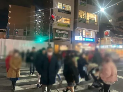 練馬　サボへの道順 2／7：駅を背にして正面の横断歩道を渡ります。
