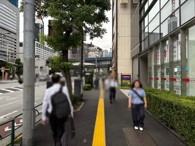 久子 （ヒサコ）への道順 2／9：道路を左手に直進します。