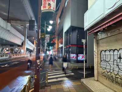 カリスへの道順 4／7：しばらく直進し、一つ目の横断歩道のある右手路地を右折します。