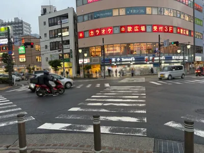 リュクスへの道順 3／5：スクランブル交差点を右斜め前の横断歩道を渡ります。