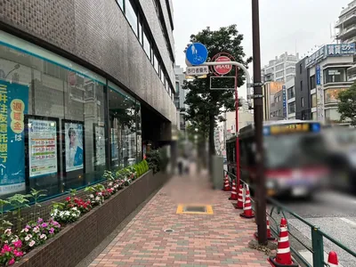 チュチュへの道順 4／5：道路を右手に直進します。