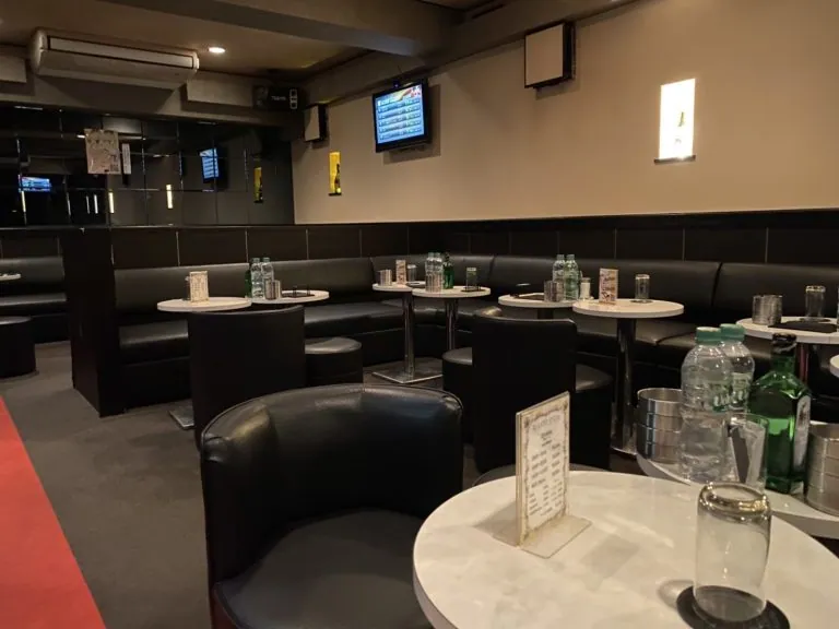 ラフレシアの店内