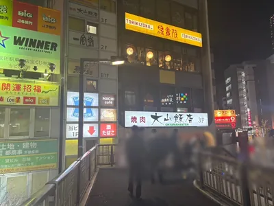 センスへの道順 5／11：突き当りの右の階段を下ります。