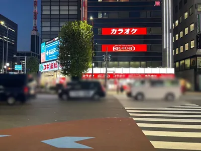 ヒルコレスナックへの道順 3／10：横断歩道を渡ったら左手の横断歩道を渡ります。