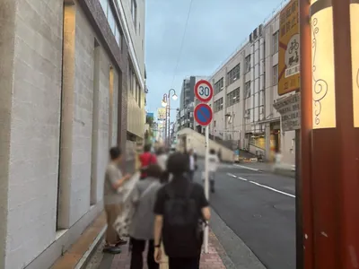 朧月 （オボロヅキ）への道順 3／7：一つ目の路地を越えて線路沿いを進みます。
