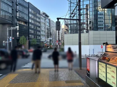 ジェイボーグへの道順 4／7：高架下をくぐって右折します。