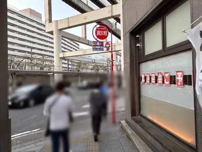 イーストブルーへの道順 6／10：右手一つ目の路地を右折します。