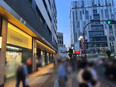 ロイヤルラウンジへの道順 2／5：駅を背にして左手に進みます。