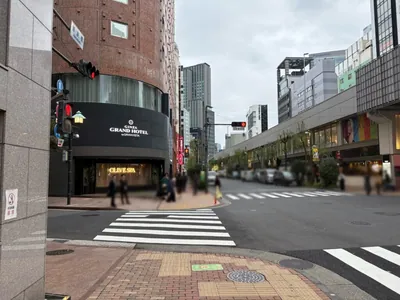 77 (セブンティセブン)への道順 7／8：「難波橋」の交差点に出たら横断歩道を渡って左折します。