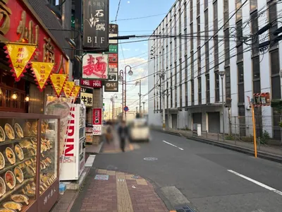 ダイヤモンドへの道順 6／8：左手三つ目の路地を左折します。