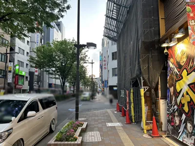 サラへの道順 5／6：一つ目の路地を右折します。