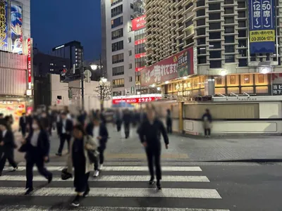 ビルスへの道順 2／6：正面の横断歩道を渡ります。