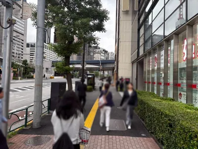 るぽ （ルポ）への道順 2／9：道路を左手に直進します。