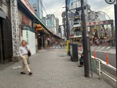 カラットはなれへの道順 2／5：駅を背にして、左に進みます。