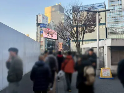 リアリスへの道順 2／9：駅を背にして線路を左手に直進します。