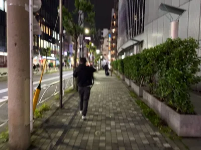 マーリー朝への道順 5／7：一つ目の左手路地を横断歩道を渡り左折します。