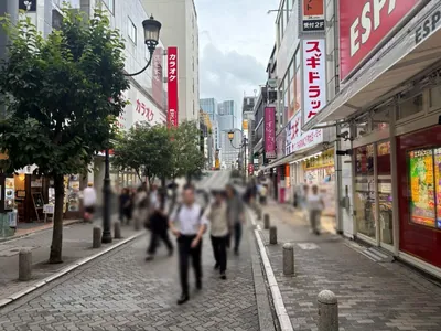 B4 （ビーフォー）への道順 2／4：駅を背にして左に進みます。