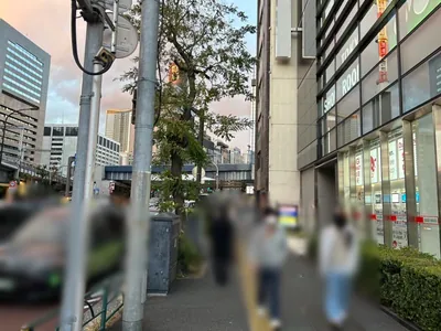 ラウンジエンへの道順 2／11：道路を左手に直進します。