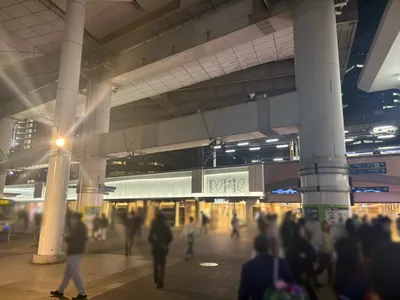 ジェネレーションへの道順 2／15：駅を背にして右手に進みます。