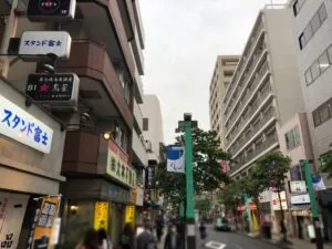 パプリカへの道順 4／5：直進すると左手にビッグエコーや大木不動産という不動産屋が出てくるのでそのまま直進します。