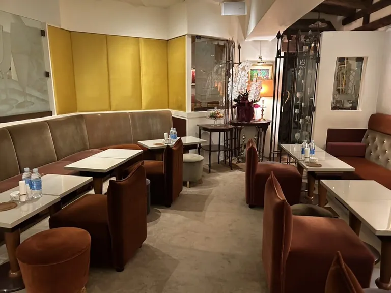 帝 （ミカド）の店内