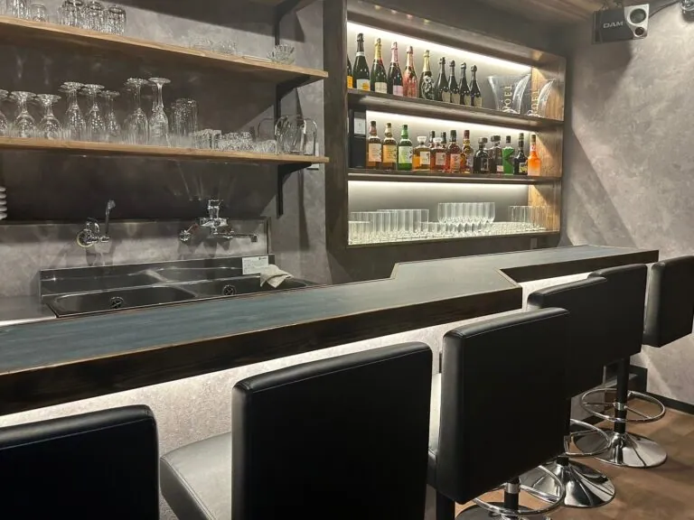 クイーンウエストの店内
