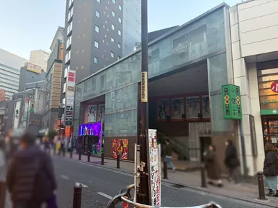 リアリスへの道順 9／9：左折するとすぐ右手に歌舞伎町リアリスの入る「互福ビル」があります。