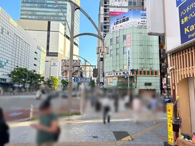 テミスへの道順 3／5：「上野広小路」の交差点を右折します。
