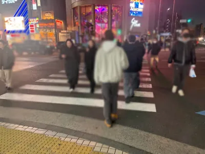 エピックへの道順 3／6：一つ目の交差点、横断歩道を直進します。